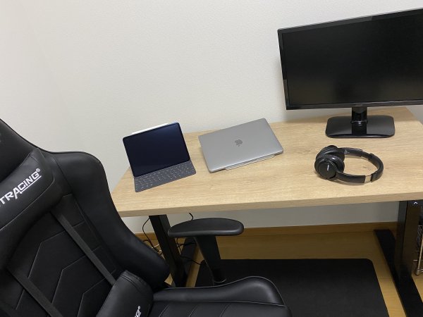 理想のテレワーク環境にするべく、ゲーミングチェアと電動昇降デスクを購入しました